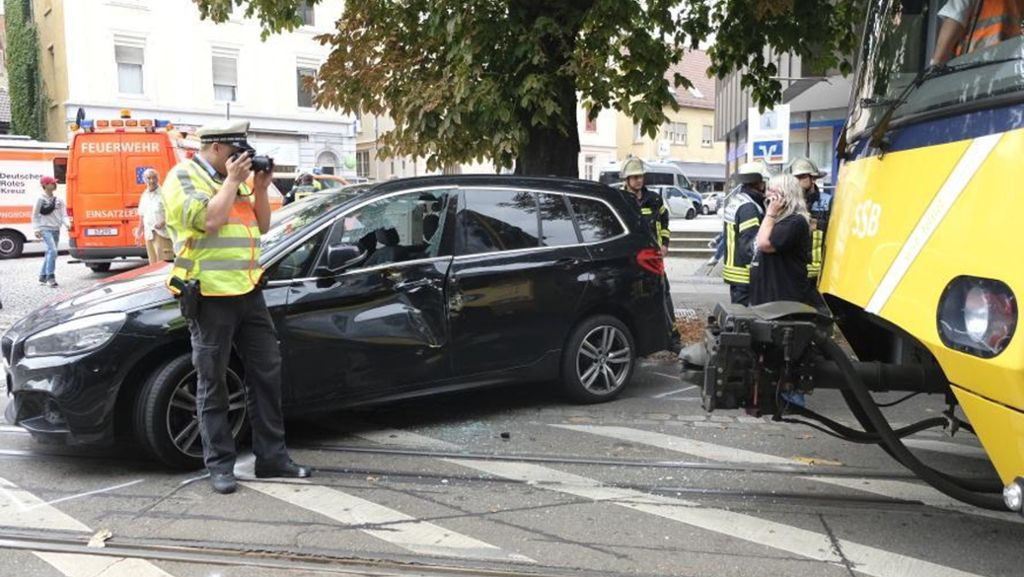 Unfall in Stuttgart Bad Cannstatt: Auto und Stadtbahn stoßen zusammen – Straße gesperrt
