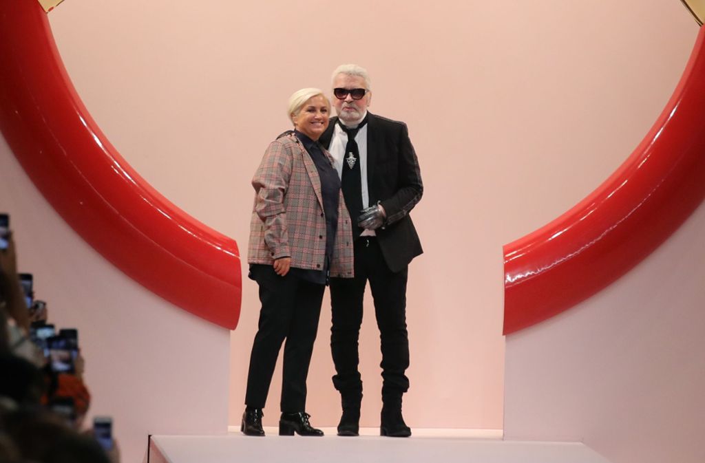Darf bei keiner der „Big Four“, den vier internationalen Modewochen im Herbst, fehlen: Karl Lagerfeld. Hier nach der Show von Fendi mit Designerin Silvia Venturini Fendi.
