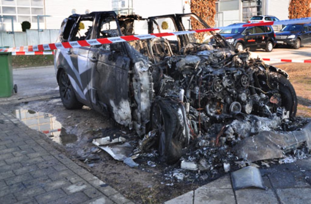 Am frühen Sonntagmorgen hat die Feuerwehr in Bietigheim-Bissingen gleich zu drei Einsätzen ausrücken müssen. Fünf Fahrzeuge waren in Brand geraten. Die Polizei vermutet Brandstiftung.