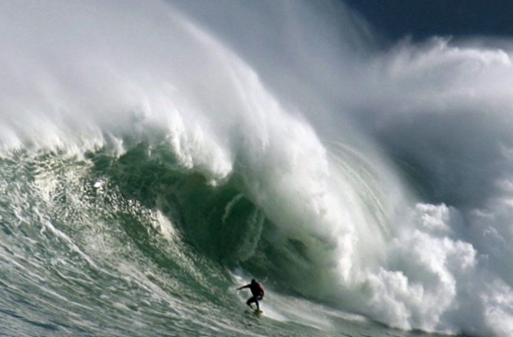 Seine Anfänge nahm das Big Wave-Surfen in den 1940er Jahren in Makaha, Hawaii. Erstmals surften Wellenreiter die Wellen vor West Shore, Oahu, und erstmals surften sie die Wellen in einem schrägen Winkel statt frontal nach vorn.