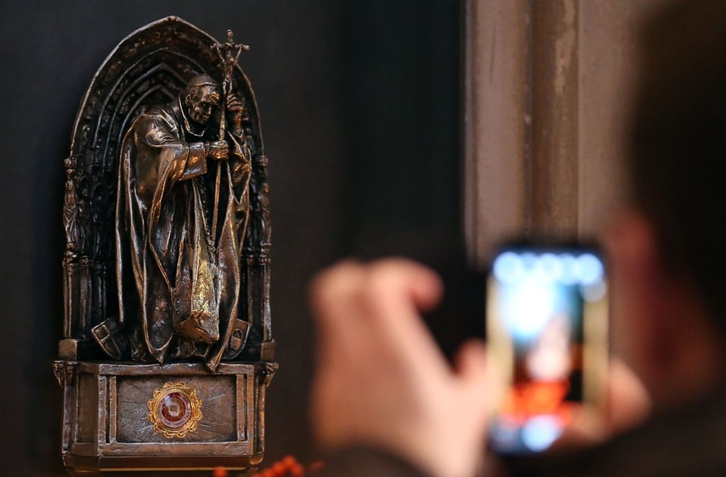 Die Reliquie von Papst Johannes Paul II. im Kölner Dom, vor dem Diebstahl. Die Reliquie enthält einen Blutstropfen des verstorbenen Papstes. Unbekannte haben am Wochenende die gläserne Kapsel mit dem Blutstropfen herausgehebelt und gestohlen.