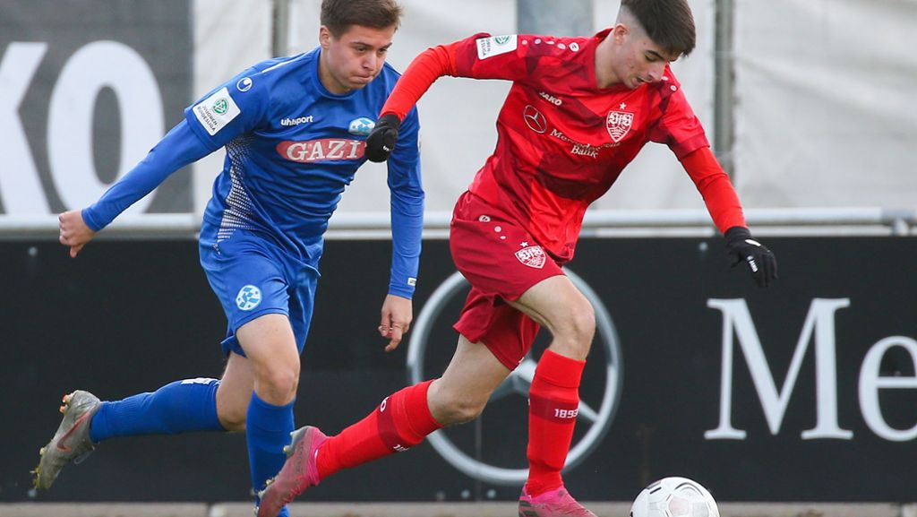 In der B-Junioren-Bundesliga stand am Sonntagvormittag das Derby zwischen dem VfB Stuttgart und den Stuttgarter Kickers an. Die Blauen überraschen in Halbzeit eins, doch die U17 des Zweitligisten schlägt im zweiten Durchgang zurück. 