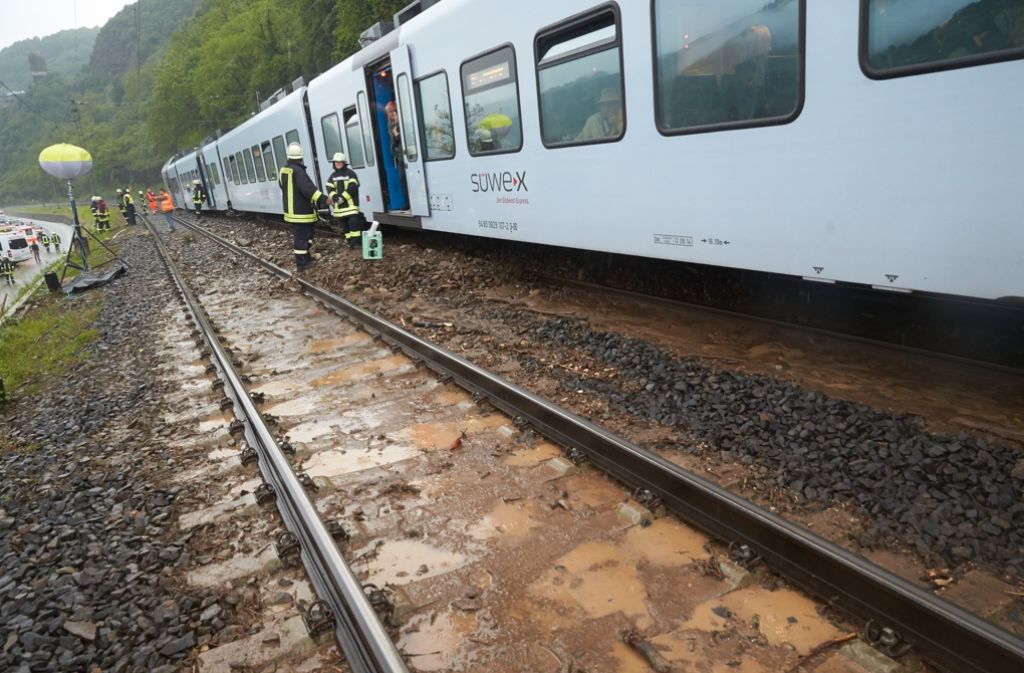 In Rheinland-Pfalz kam es infolge des Unwetters zu einem Erdrutsch. Daraufhin entgleiste ein Regionalzug. Rettungskräfte waren an der Unfallstelle zwischen Hatzenport (Kreis Mayen-Koblenz) und Moselkern (Kreis Cochem-Zell) im Einsatz.