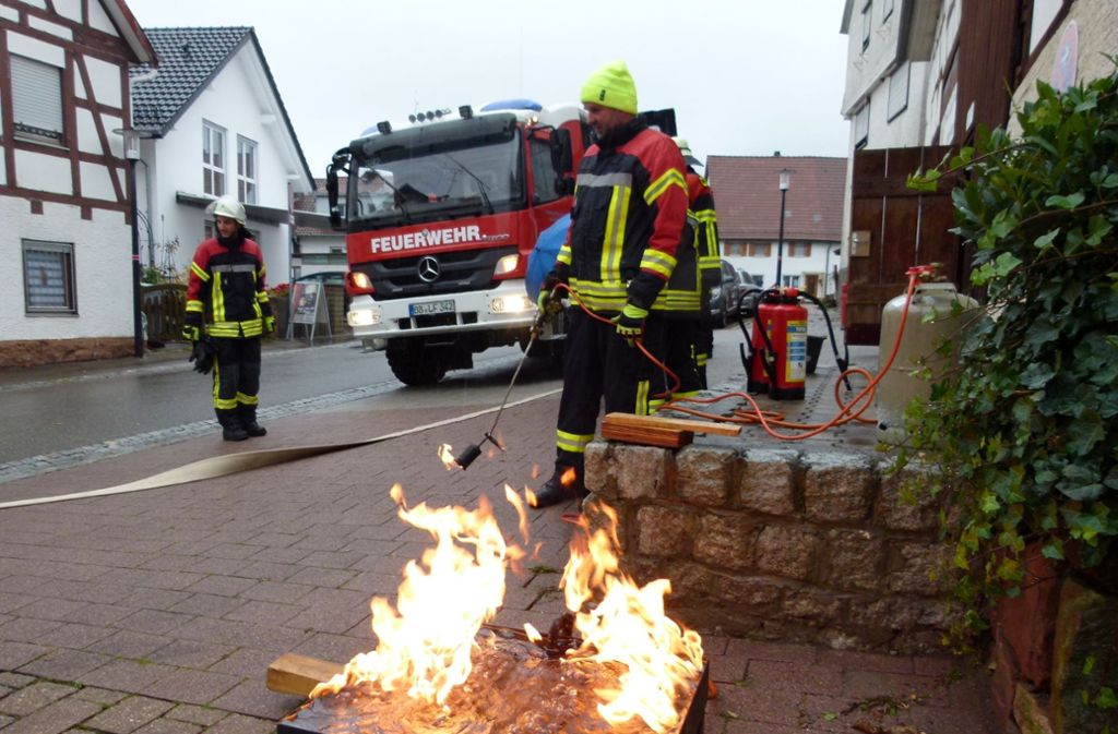 Zum ersten Mal veranstaltete die Abteilung Münklingen der Feuerwehr Weil der Stadt am Sonntagmittag eine Mitmachübung, doch Petrus machte den Floriansjüngern einen dicken Strich durch die Rechnung.