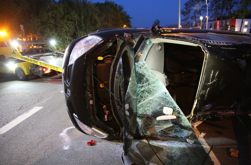 19. Mai 2016: Ein zerstörtes Fahrzeug liegt auf einer Kreuzung in Hagen.