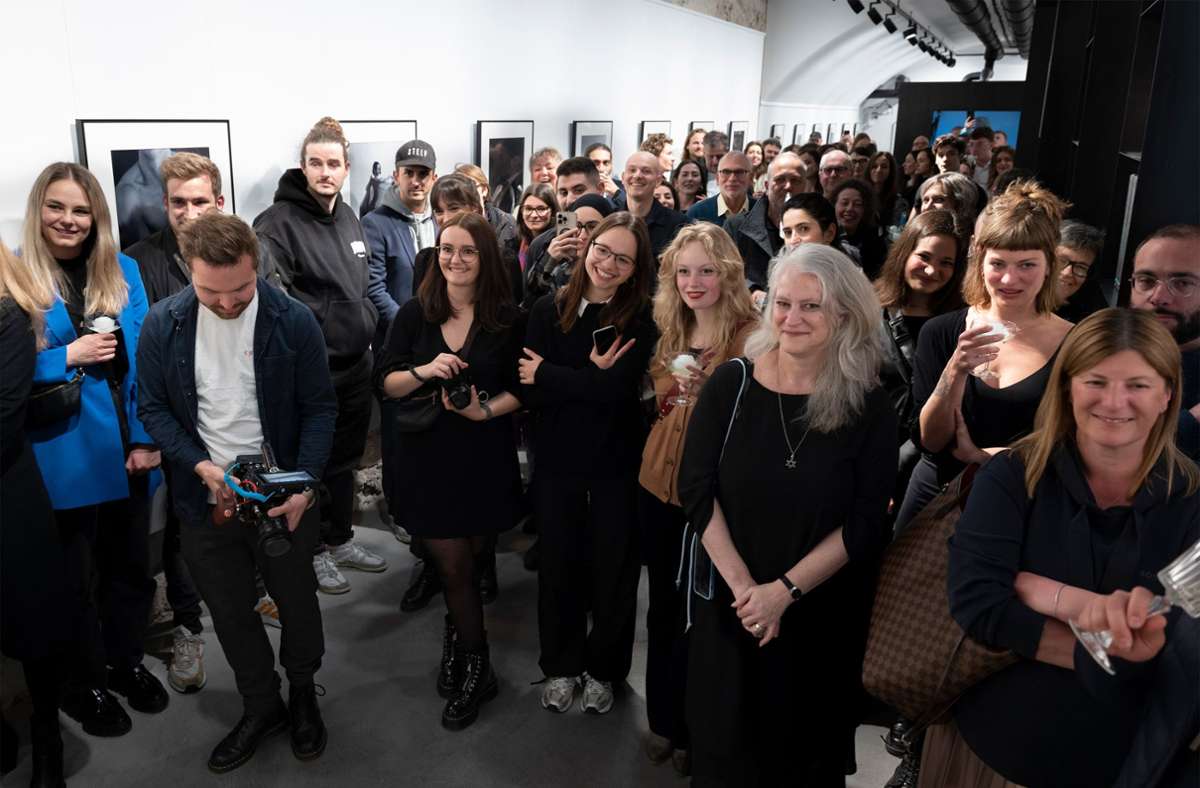 Zur Eröffnung der Ausstellung „Nuancen“ ist der Andrang in der Leica-Galerie groß.