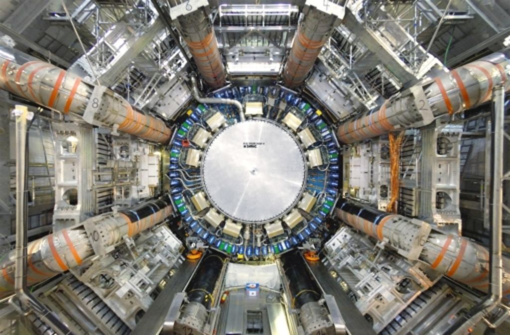 Der Atlas-Detektor ist eines von vier riesigen Instrumenten im Tunnel des Teilchenbeschleunigers LHC am Forschungszentrum Cern. Hier sind acht ringförmige Magnete aus dem Inneren des 25 Meter hohen Detektors zu sehen. In der Mitte verlaufen die beiden dünnen Strahlrohre mit den Teilchen. Bei den Kollisionen entstehen Milliarden Bruchstücke, deren Spuren im Detektor verfolgt werden. Von Interesse sind für die Physiker vor allem kleine Abweichungen von der theoretischen Vorhersage, weil sie der Schlüssel zu neuen Theorien sein können. Das lange gesuchte Higgs-Teilchen entsteht durchschnittlich einmal alle zehn Billionen Kollisionen – entsprechend hoch ist der Aufwand, die Signale im Datenwust zu finden.
