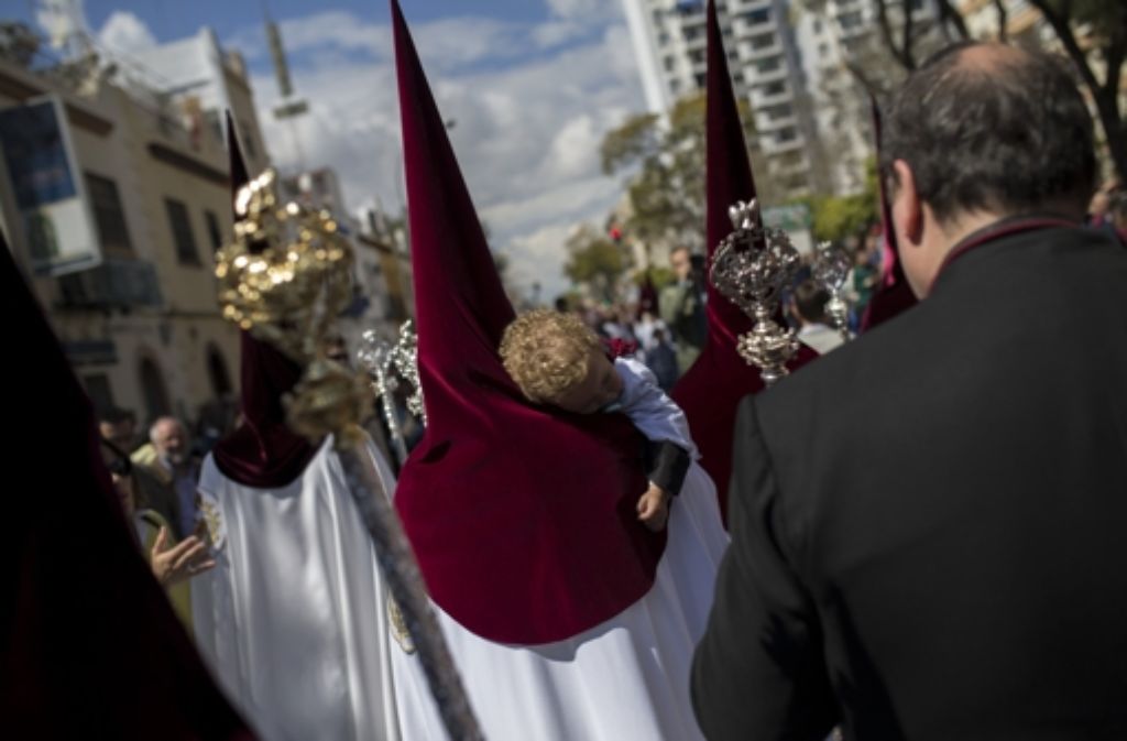 In Spanien finden währen der „Heiligen Woche“ unzählige Oster-Prozessionen statt, da verlässt die Teilnehmer auch schon mal die Kraft aufgrund des Trubels.