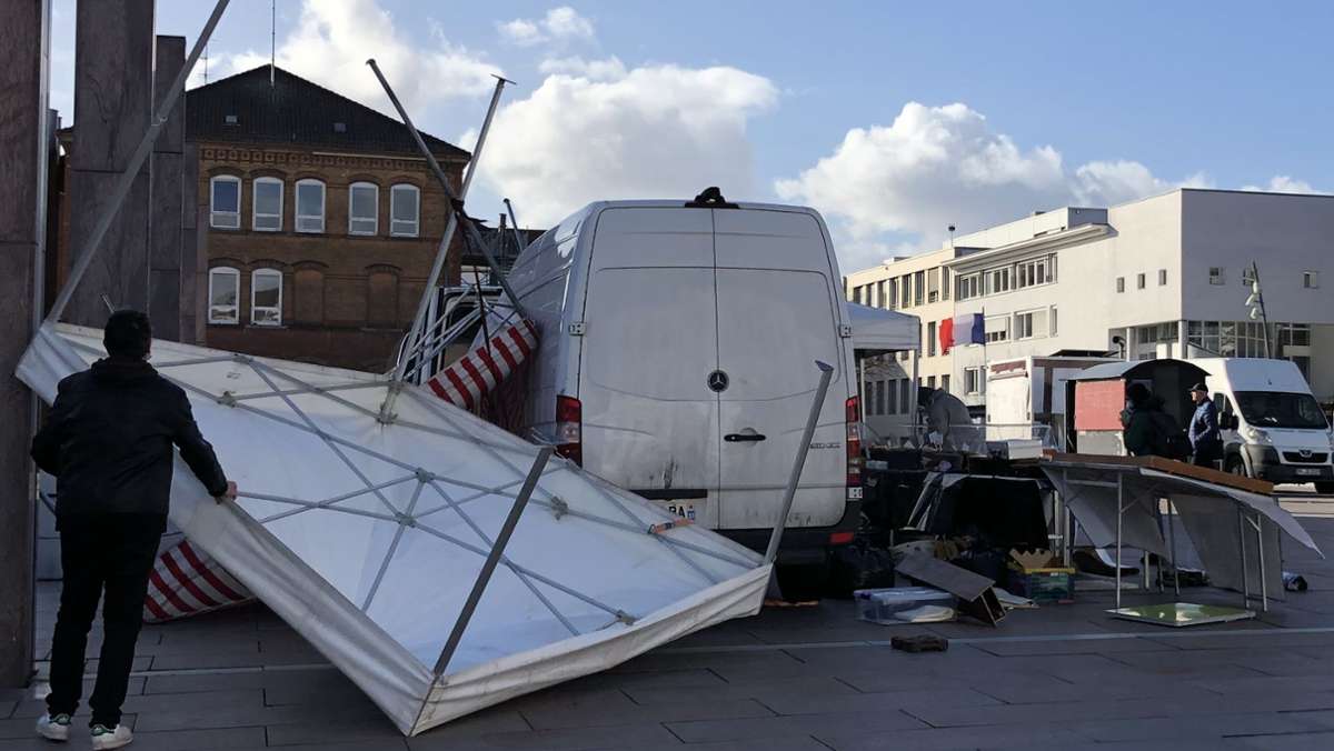 Französischer Markt in Ludwigsburg: Sturm fegt  Marktzelte weg