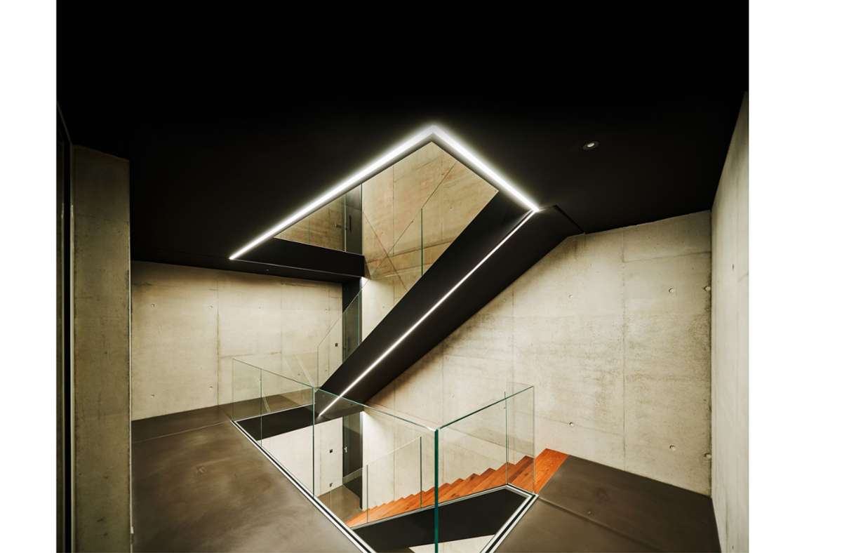 Auch die Architektur im Haus – Entwurf von Architekt Michael Grüninger – wird mit Licht betont.