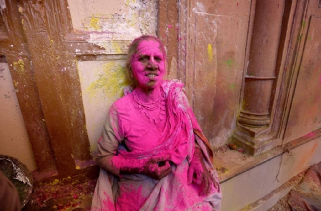 Eine feiernde Frau in der Stadt Vrindavan, im indischen Bundesstaat Uttar Pradesh.
