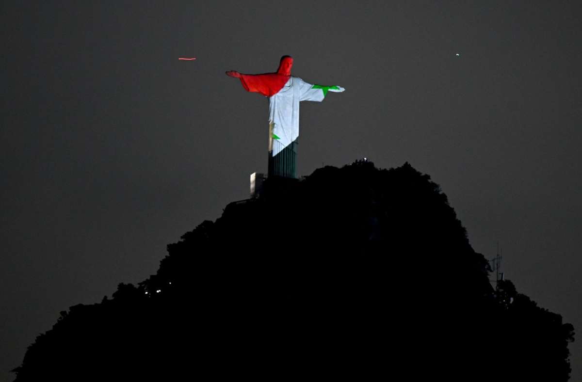 Die Statue in den Farben Syriens.