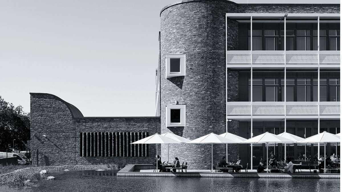  LRO Lederer Ragnarsdóttir Oei aus Stuttgart zählen zu den besten Architekturbüros des Landes. Sinnliche, den Ort bereichernde Bauten sind ihr Markenzeichen. Ein Band dokumentiert, was seit 2013 unter ihrer Ägide entstanden ist. 