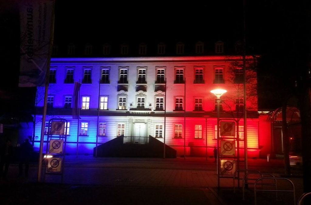 Eine gute Stunde nach dem Schloss hatte es auch das Ludwigsburger Rathaus geschafft. Es zeigte Solidarität mit Frankreich.