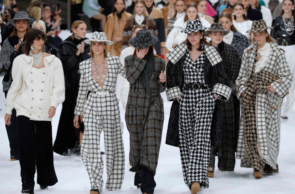 Wenige Wochen nach dem Tod Lagerfelds: sichtlich ergriffene Models präsentieren im Grand Palais in Paris die Herbst-/Winterkollektion von Chanel.