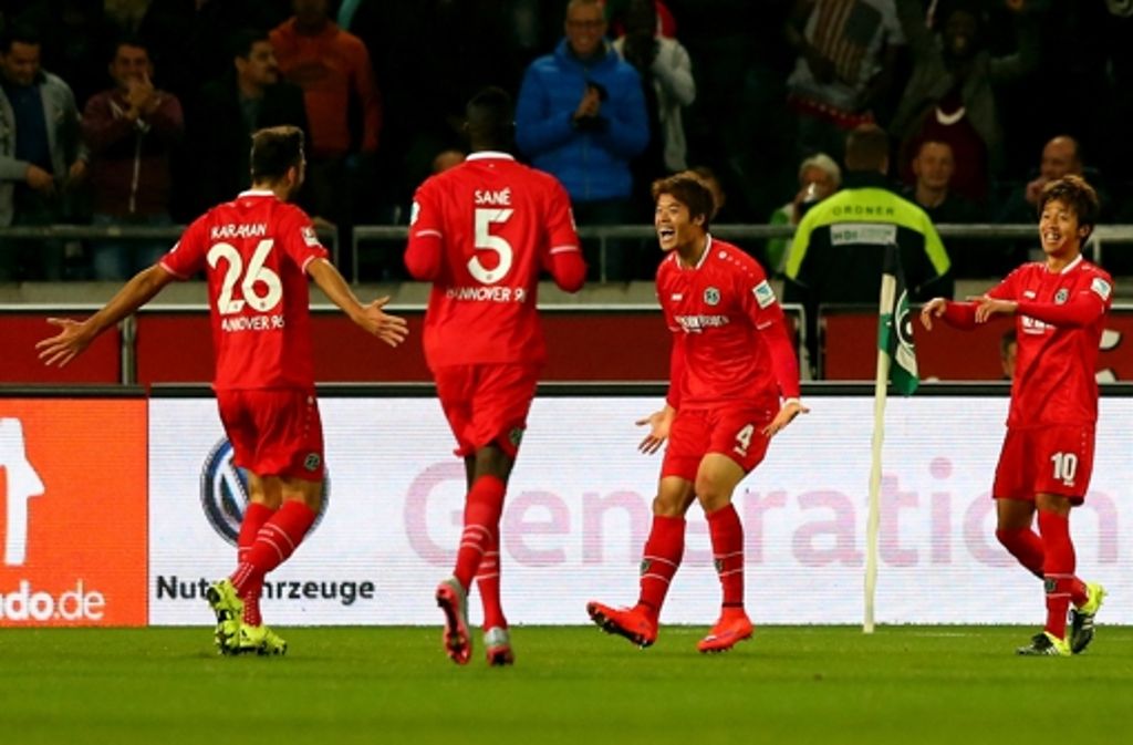 Karaman bejubelt mit seinen Teamkollegen das 1:0 für Hannover.