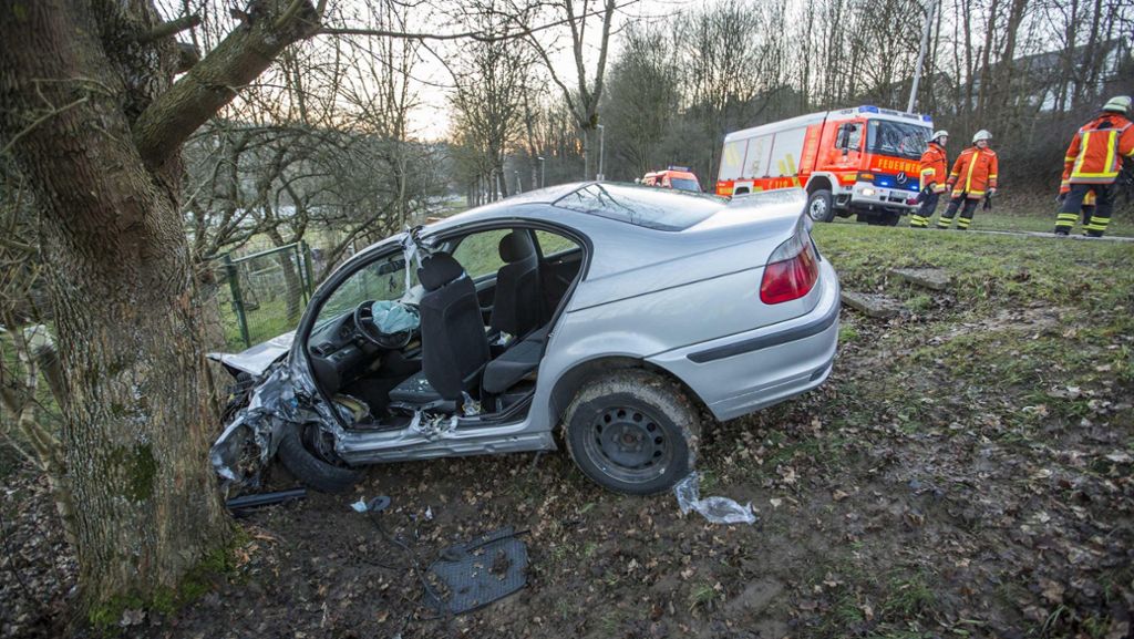 Schwerer Unfall in Backnang: BMW-Fahrer wird in Auto eingeklemmt