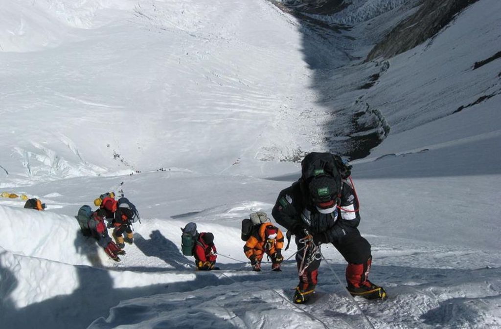 7000 bis 8000 Meter: Bergsteiger klettern an Fixseilen entlang der Lhotse-Wand auf der Südroute des Everest.