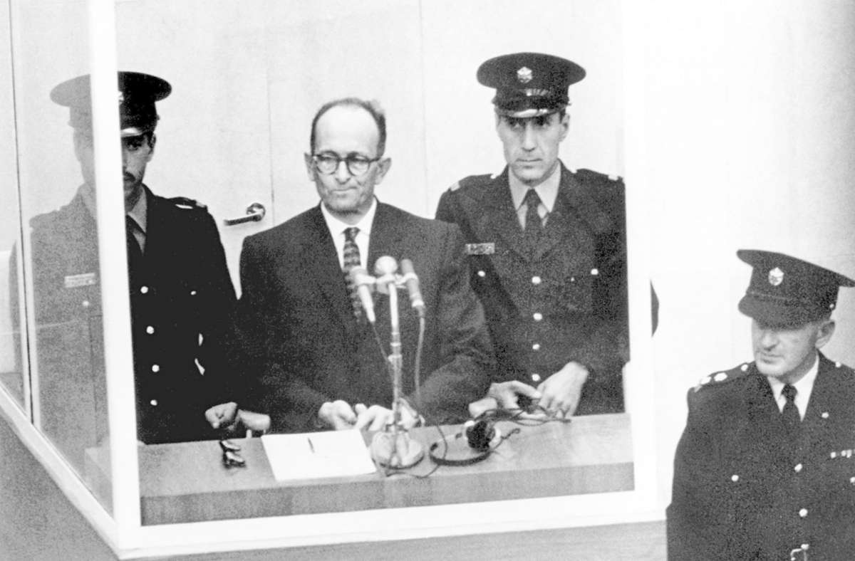 Eichmanns ProzessEr ist eine der Schlüsselfiguren des Holocaust, und doch lebt Adolf Eichmann nach dem Krieg völlig unbehelligt in Argentinien und gibt freimütig Interviews, in denen er sich seiner Effizienz bei der „Endlösung der Judenfrage“ rühmt. Im Mai 1960 wird der einstige SS-Obersturmbannführer vom Mossad entführt und ein Jahr später in Jerusalem vor Gericht gestellt. Die Bilder des biederen Schreibtischtäters, der sich keiner Schuld bewusst ist, gehen um die Welt, Hannah Arendt prägt den Begriff der „Banalität des Bösen“ – und in Deutschland setzt ein Umdenken ein: Die NS-Verbrechen werden nicht länger verdrängt, sondern aufgearbeitet. Eineinhalb Jahre nach Eichmanns Hinrichtung beginnt in Frankfurt am Main der erste Auschwitz-Prozess.