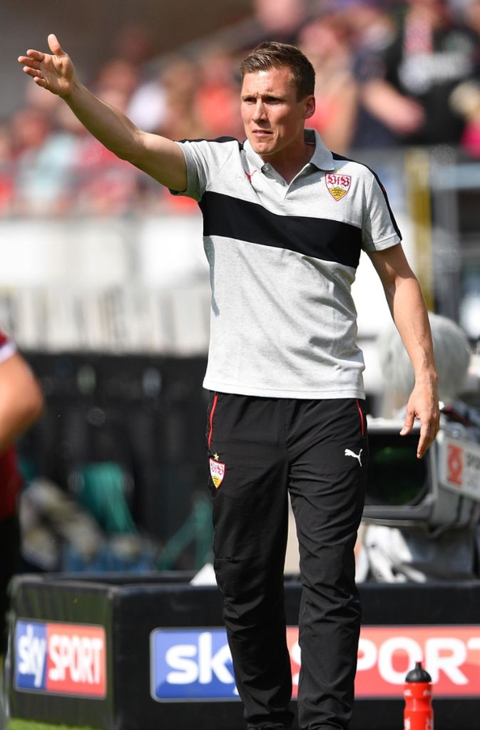 VfB-Trainer Hannes Wolf dirigiert sein Team.