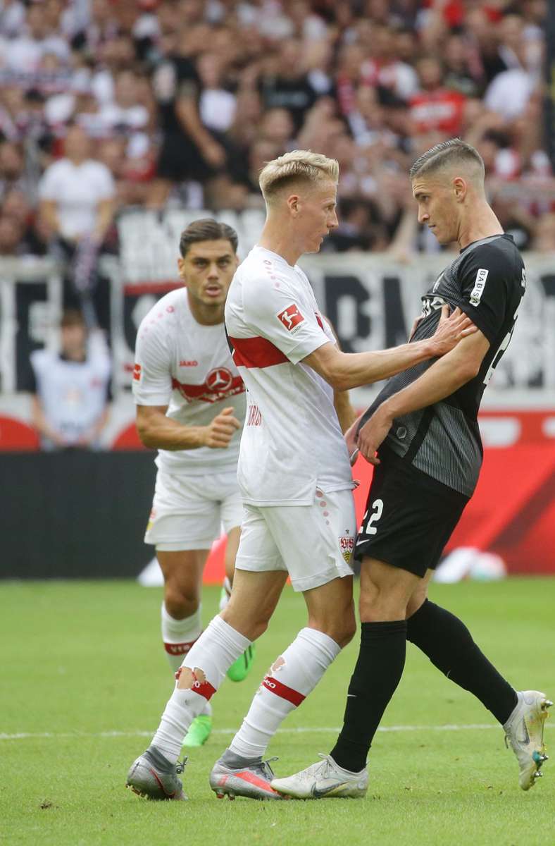 Chris Führich vom VfB (links) und Freiburgs Roland Sallai mit Differenzen