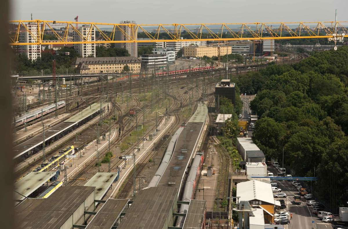 Auf dem heutigen Gleisgelände soll ein neuer Stadtteil entstehen. Die Frage ist, von wann an gebaut werden kann. Foto: Lichtgut/Max Kovalenko
