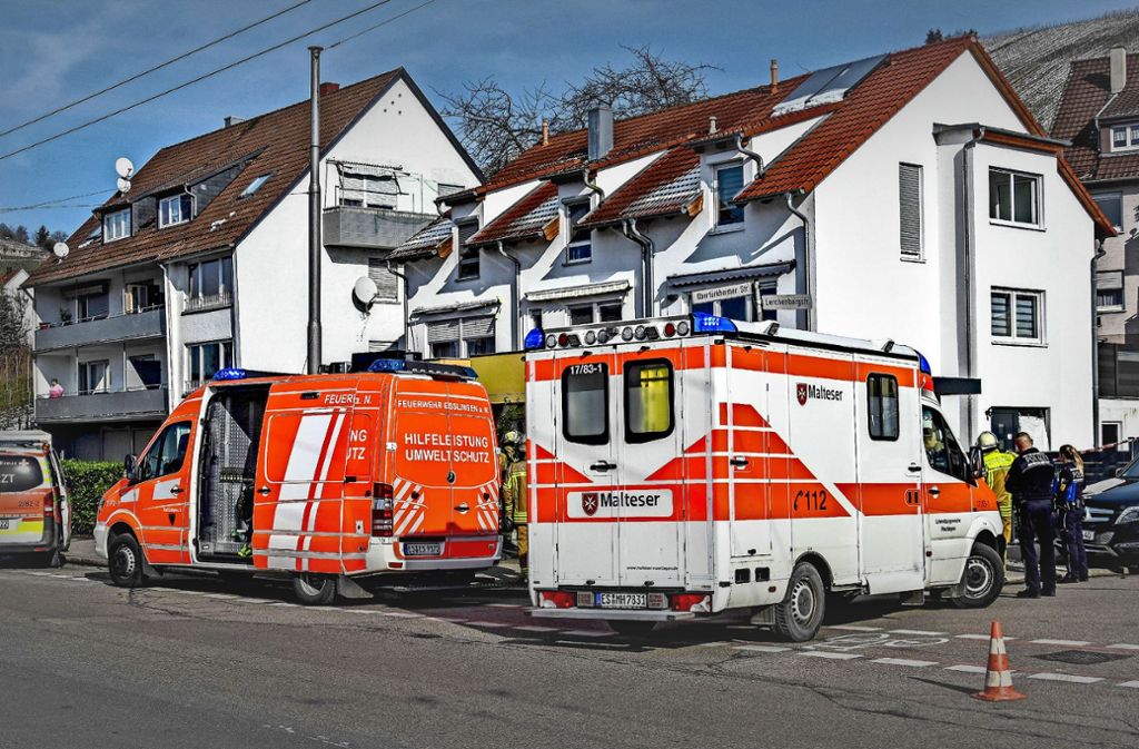 In dem Reiheneckhaus an der Ecke Obertürkheimer Straße/Lerchenbergstraße ist am Montag eine Familie mit zwei kleinen Kindern ums Leben gekommen.