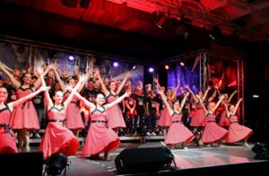 Chöre und Tanzgruppen huldigen der britischen Popkultur