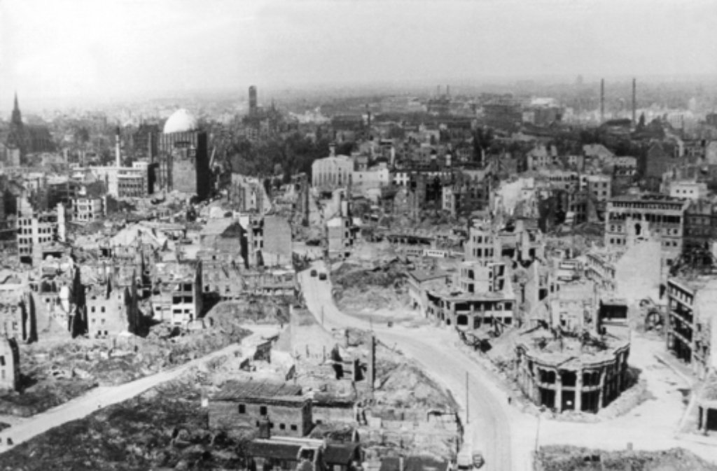 Ein Bild der Zerstörung bot die Innenstadt von Hannover (hier Blick in Richtung Steintor mit Anzeigerhochhaus) zu Kriegsende 1945. Die Städte lagen in Schutt und Asche, Menschen suchten nach Essbarem und bangten um ihre Angehörigen: Vor 70 Jahren kapitulierte Nazideutschland.