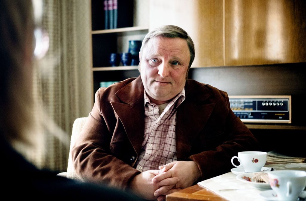 Axel Prahl als Führungsoffizier der Stasi.