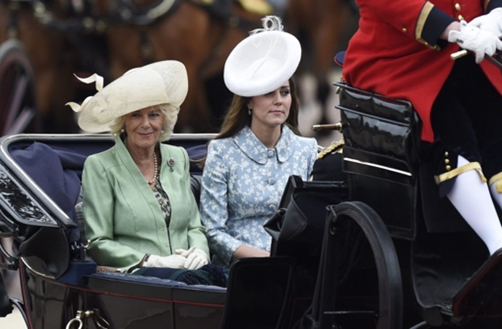 Gut behütet: Herzogin Kate und Camilla.