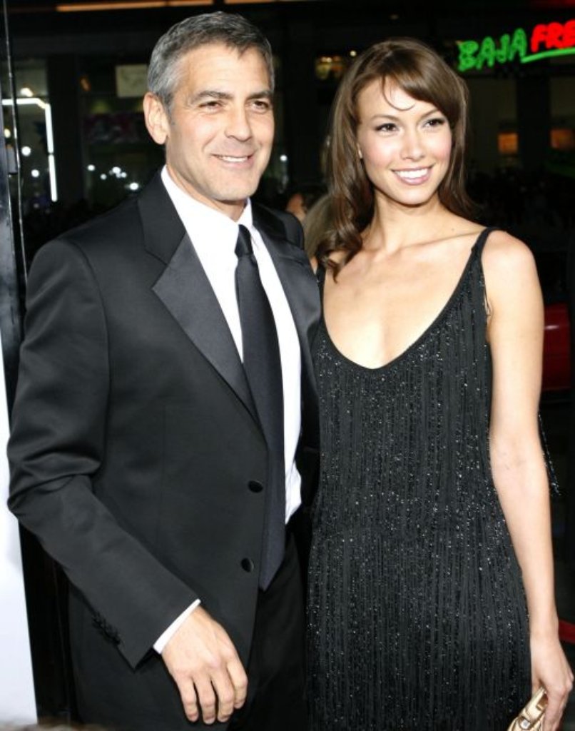 Überhaupt Clooney und die Frauen: Von 1989 bis 1993 ist er mit der Schauspielerin Talia Balsam verheiratet. Seither wechseln die Frauen an seiner Seite, doch keine bleibt lange. Im Laufe seiner Karriere datet er so manchen weiblichen Hollywoodstar - wie etwa Renée Zellweger - und die Klatschpresse spekuliert. Als von 2007 bis 2008 immer wieder die ehemalige Kellnerin Sarah Larson (Foto) mit ihm gesichtet wird, verkündet Clooney im Sommer 2008 kurzerhand, er sei wieder solo. In einem Interview erklärt der Schauspieler, die Beziehung zu seinem Hängebauchschwein Max, das 2006 im stolzen Alter von 18 Jahren gestorben war, sei die längste seines Lebens gewesen.