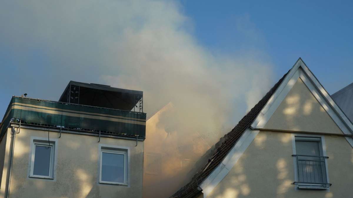 Feuerwehr-Großeinsatz in Kirchheim/Teck: Hoher Schaden bei Dachstuhlbrand – Staus in der Innenstadt