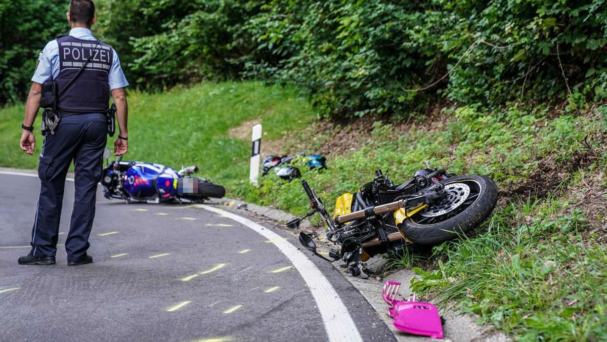 Heftiger Motorradunfall bei Neuffen: Drei Biker kollidieren nach riskantem Überholmanöver