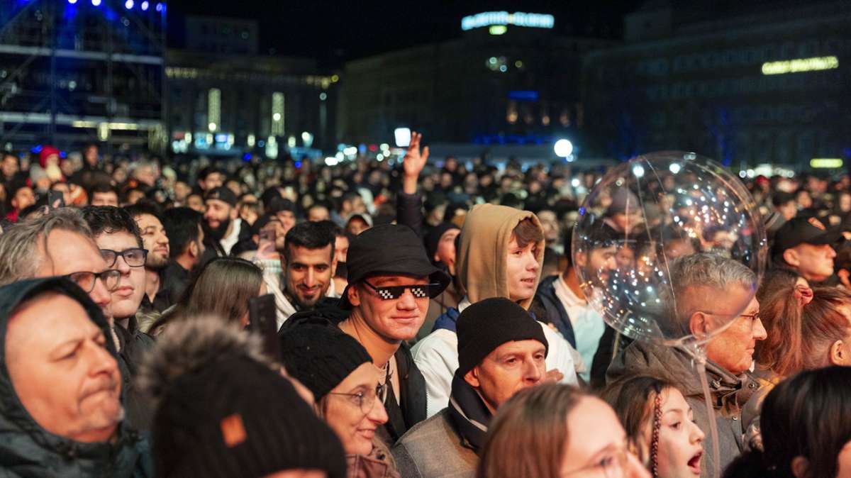 Tausende Menschen haben auf dem Schlossplatz unter dem Motto „Vereint in Stuttgart“ Silvester gefeiert . . .