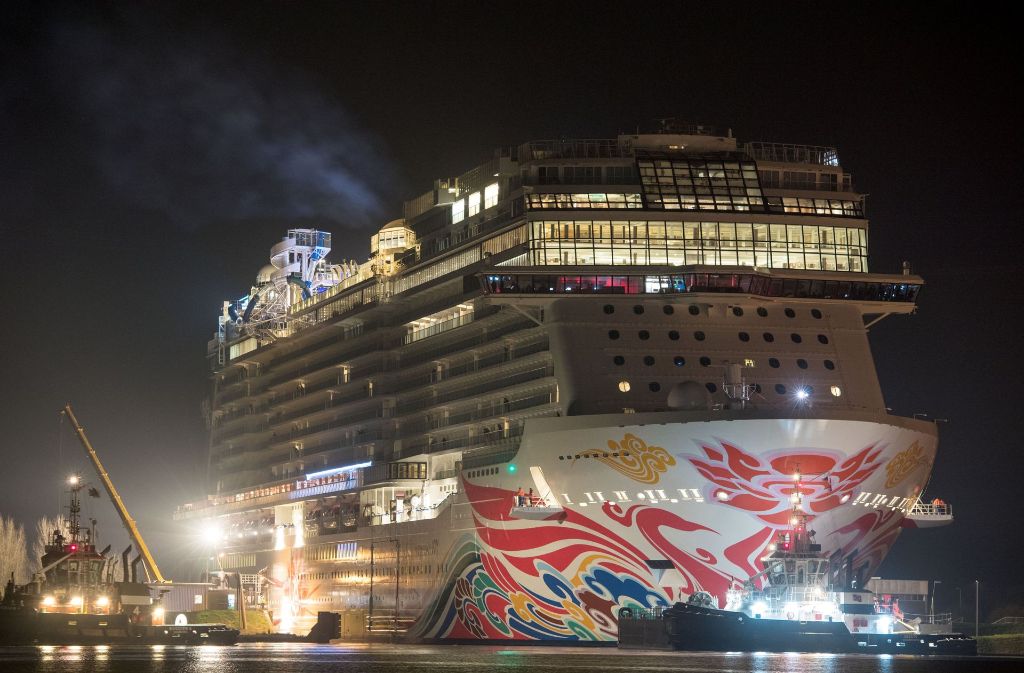 Das 324 Meter lange und rund 41 Meter breite Kreuzfahrtschiff namens „Norwegian Joy“ legte am Sonntagabend bei der Meyer Werft in Papenburg ab Foto: dpa