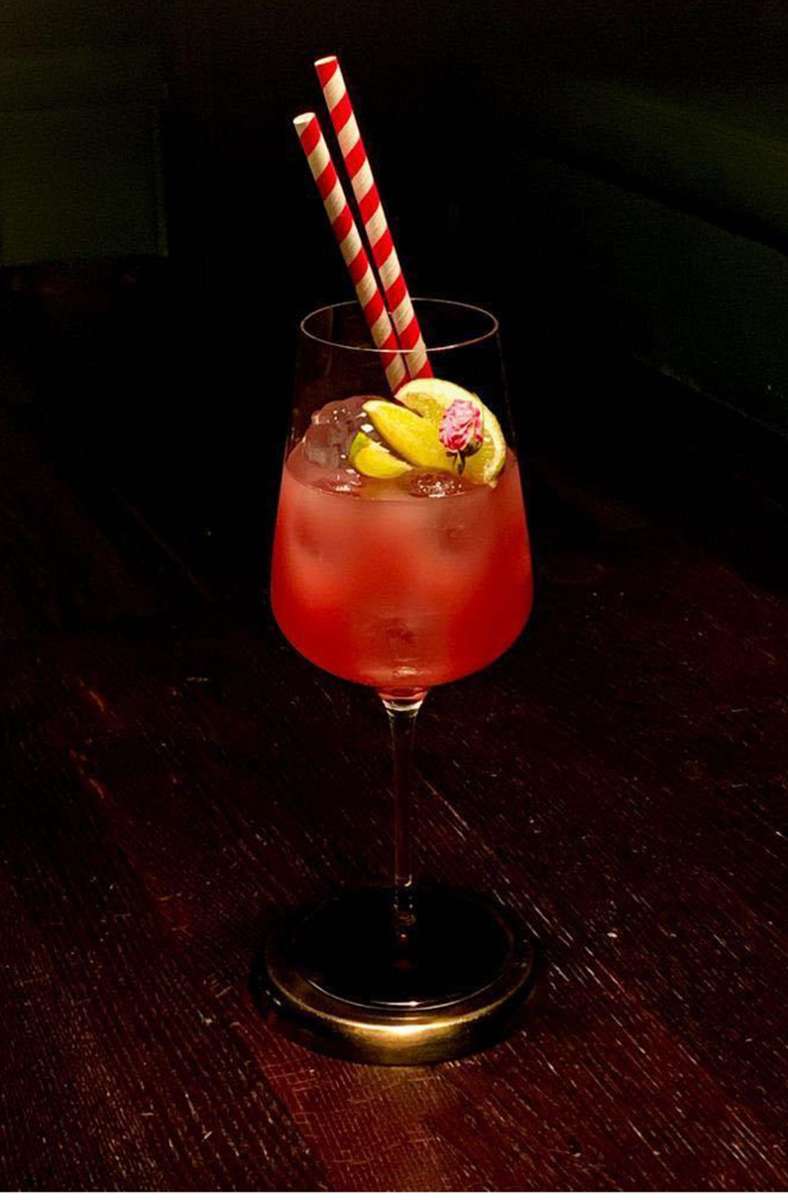 Rot leuchtet der Gin News: Diesen Cocktail hat das Jigger & Spoon exklusiv für unser Leserinnen und Leser entwickelt. Zutaten: 3 cl Gin, 3 cl Granatapfelsaft, 3 cl Vanillelikör, 1,5 cl frischer Limettensaft, 6 cl Ginger Ale, 0,5 cl Rosenwasser