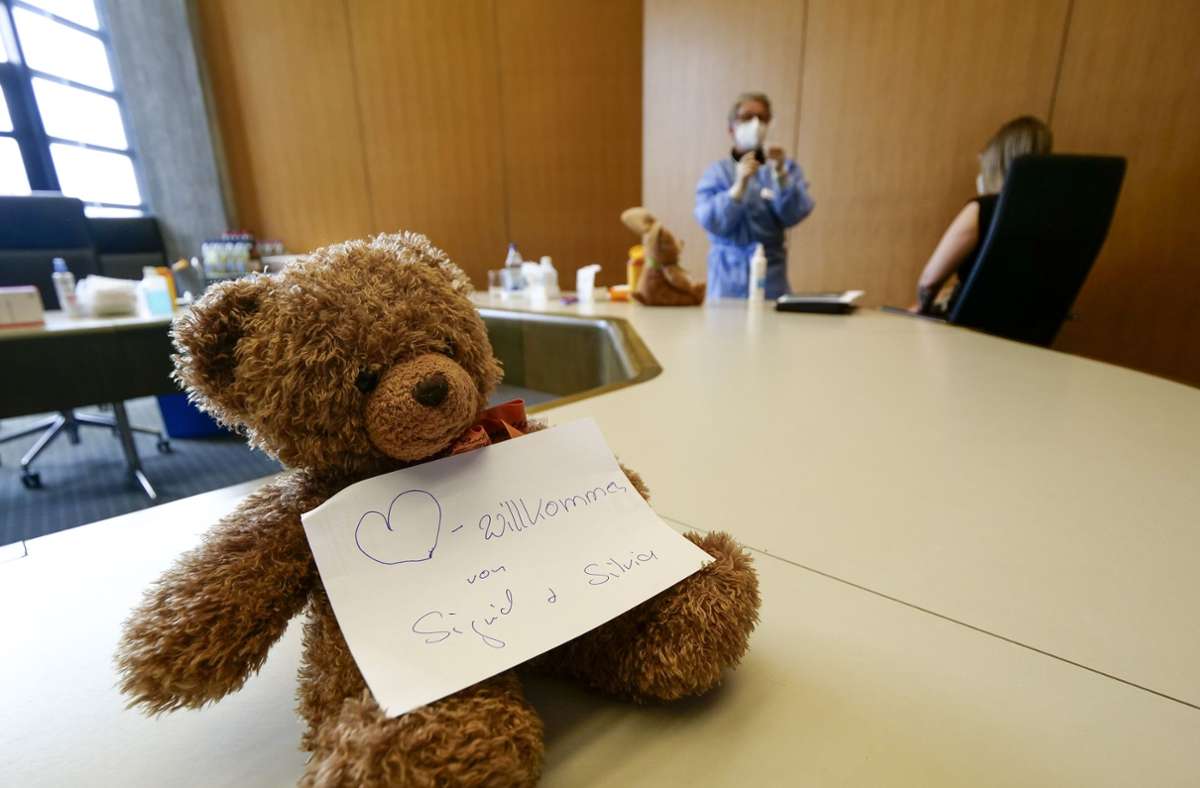 Die beiden Krankenschwestern impften am Nachmittag im Minutentakt. Als Willkommensgruß hatten sie einen Teddy auf dem Tisch platziert.