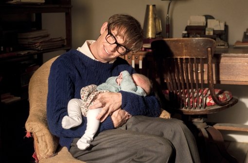 Eddie Redmayne als Stephen Hawking in ungewohnter Rolle: Nicht als Durchdenker schwarzer Löcher, sondern als liebender Vater Foto: Universal Pictures