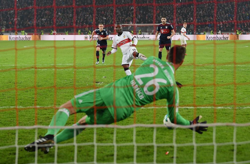 ... doch Bayern-Keeper Sven Ulreich pariert den Schuss von Chadrac Akolo.