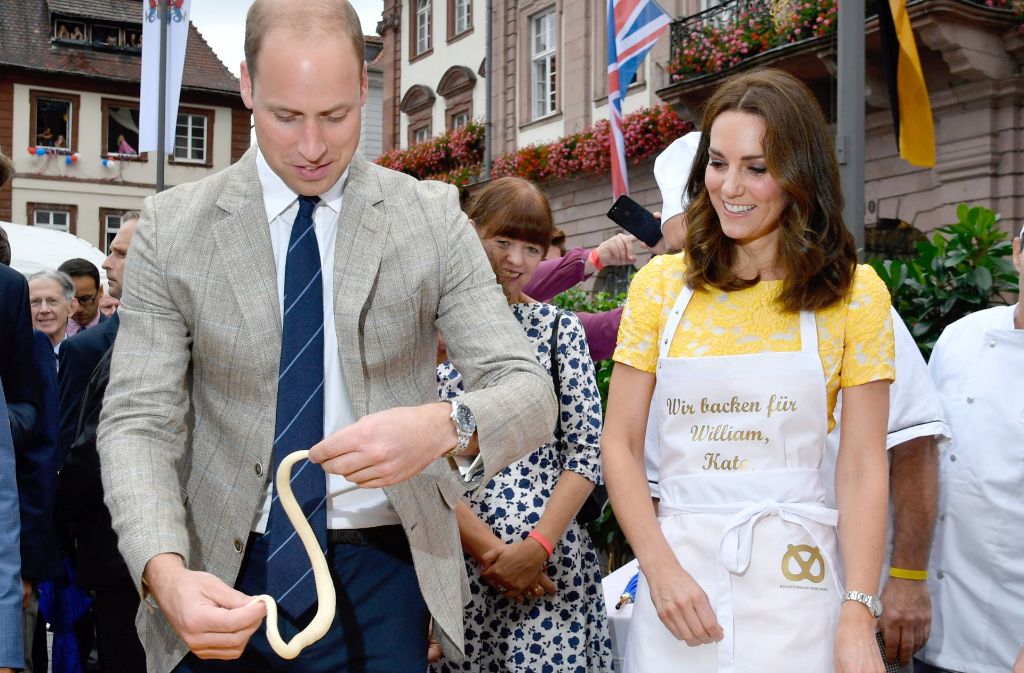 Prinz William und Herzogin Kate zeigten in Heidelberg beim Brezelbacken ihr Geschick.