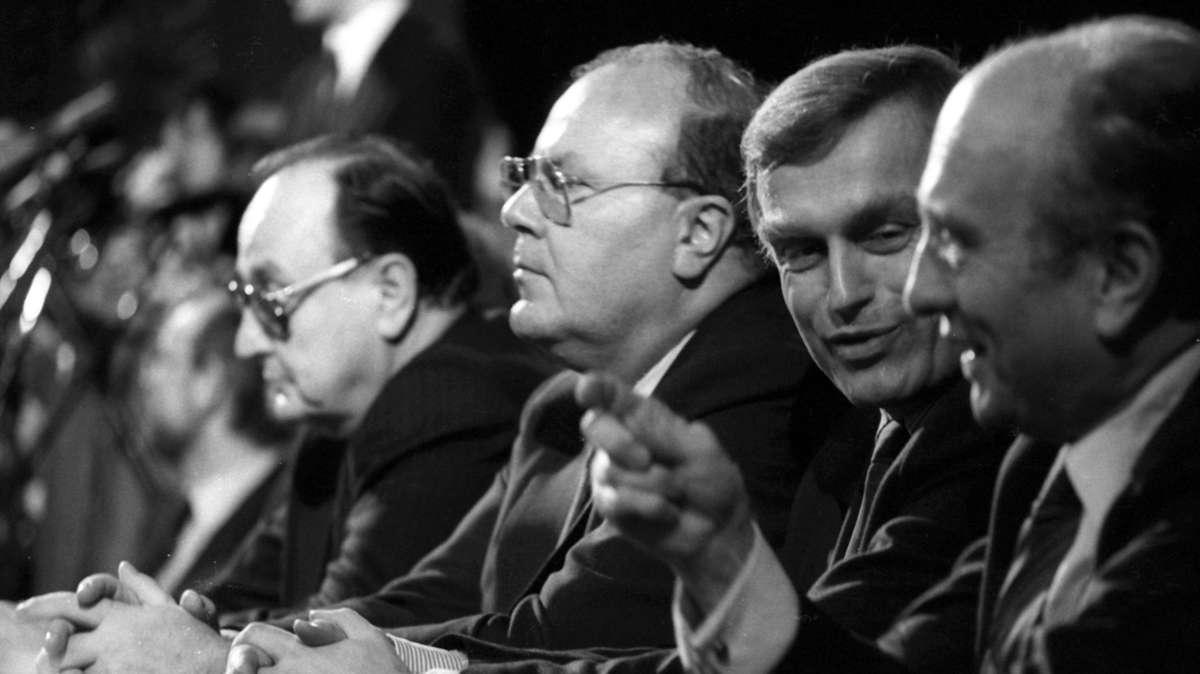 1987: Dreikönigstreffen der FDP in Stuttgart, von links: Bundesaußenminister Hans-Dietrich Genscher, Bundeswirtschaftsminister Martin Bangemann, FDP-Generalsekretär Helmut Haussmann und Otto Graf Lambsdorff