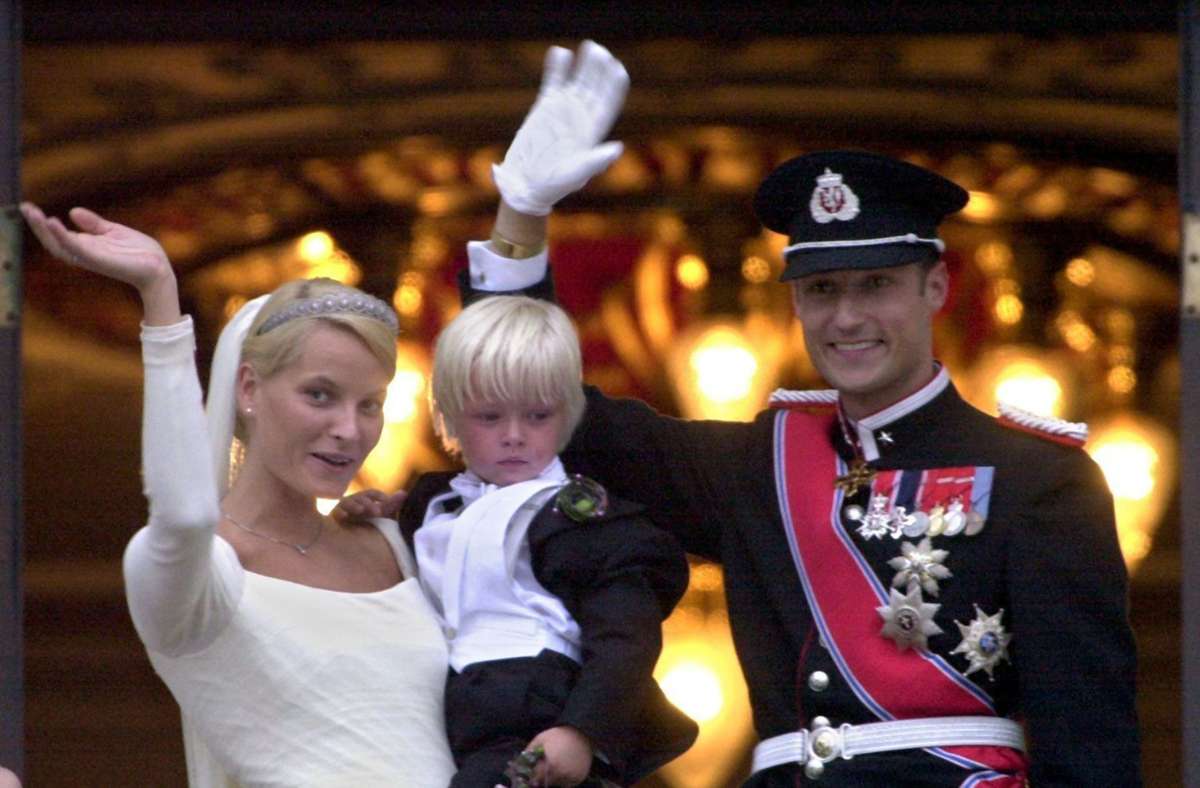 Am Hochzeitstag sind alle Vorbehalte vergessen: Die Norweger jubeln dem glücklichen Paar zu - und ihrem kleinen Prinzen ehrenhalber, dem drei Jahre alten Marius, den Mette-Marit in die Ehe bringt.