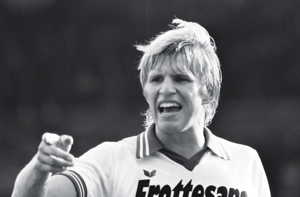 Bernd Förster war von 1982 bis 1983 Kapitän des VfB Stuttgart. Der Nationalspieler folgte auf die lange Ohlicher-Ära.