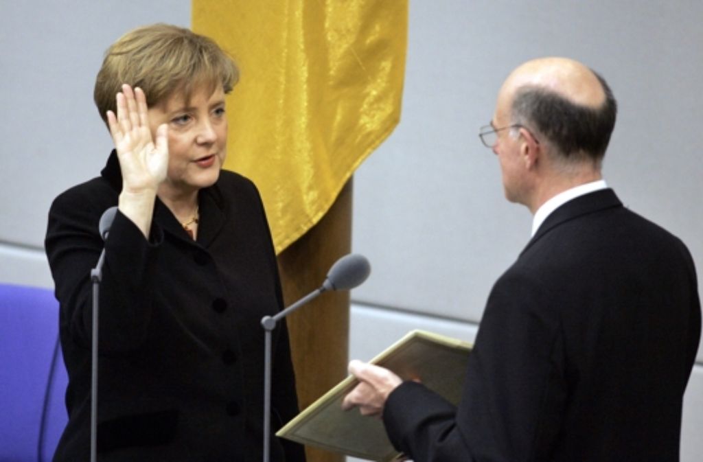 An der Macht – Zum ersten Mal wird Angela Merkel am 22. November 2005 vom Bundestagspräsidenten Norbert Lammert als Bundeskanzlerin vereidigt. Der Wahl war ein turbulenter Politiksommer vorausgegangen, mit von Kanzler Gerhard Schröder (SPD) überraschend vorangetriebenen Neuwahlen – die die CDU knapp gewann.