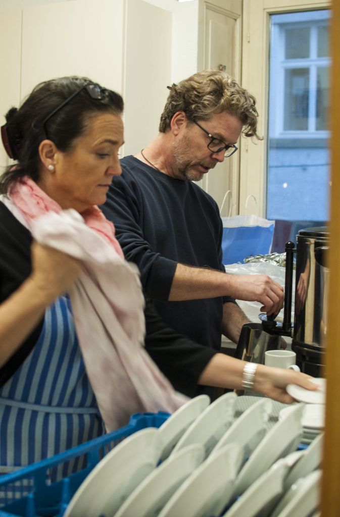 Linda Dahm und Friedemann Müns-Österle helfen ehrenamtlich in der Küche. Kaffee und Tee kochen und servieren, Geschirr abwaschen und aufräumen. „Die Arbeit erdet“, sagt Dahm.