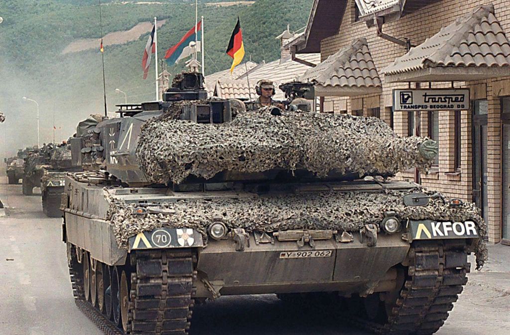 1999 – Kosovokrieg: Der Angriff auf Serbien ist bis heute völkerrechtlich umstritten. Die damalige Bundesregierung befürwortete den Einsatz und rechtfertigte ihn als humanitären Kriegseinsatz. Deutsche Kampfflugzeuge zerstörten bei dem Einsatz unter anderem Radarstationen der jugoslawischen Armee.