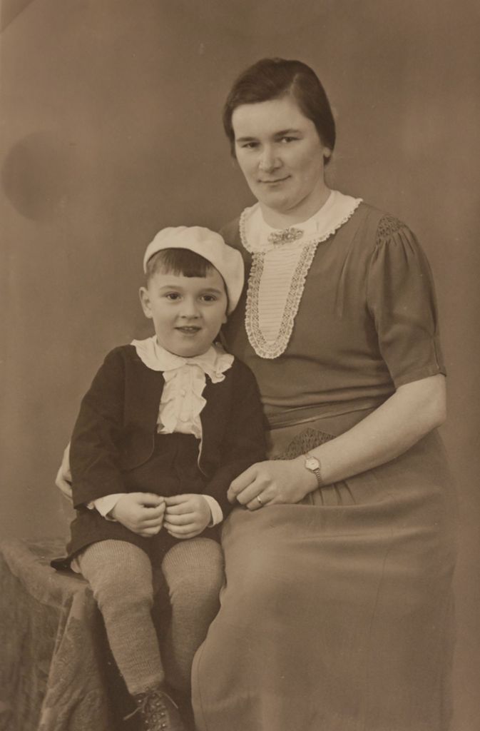 Albrecht Sellner posiert etwa 1940 mit seiner Mutter Anna für den Fotografen.
