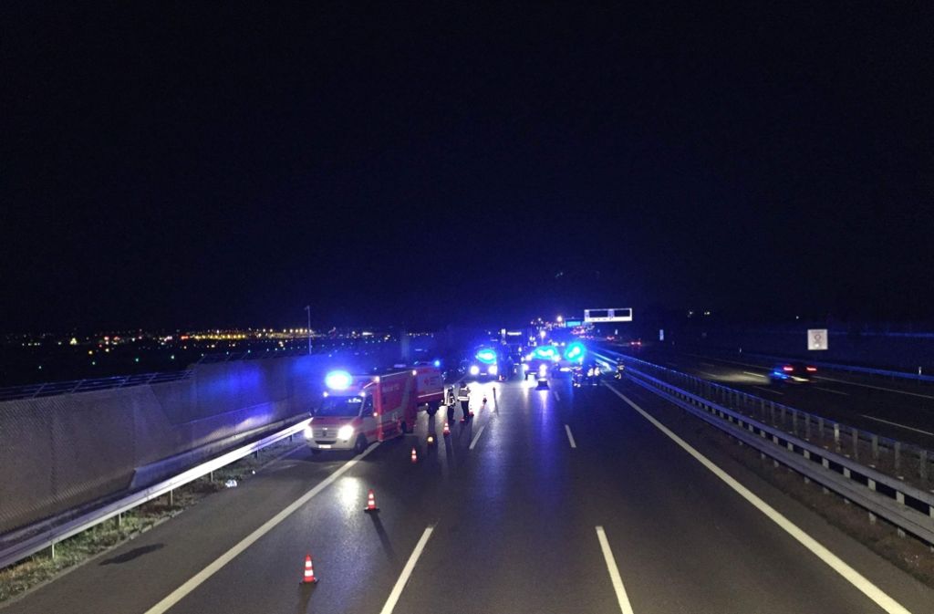 Auf der A8 kommt es am Samstagabend zu einer schweren Unfall in Höhe des Stuttgarter Flughafens.
