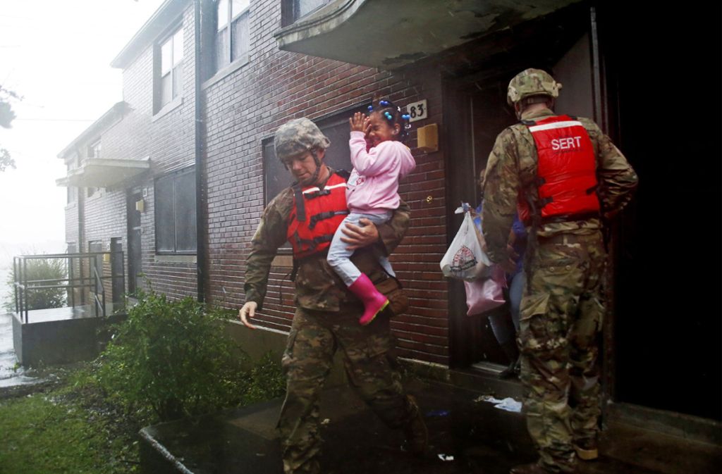 ... um Menschen aus überfluteten Häusern zu retten.